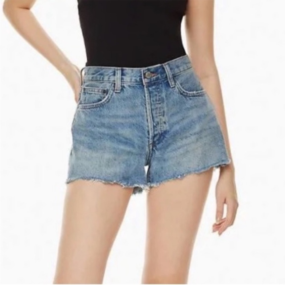 Aritzia Denim Forum Ex Boyfriend Jean Denim Short Raw Hem Size 26 B20
